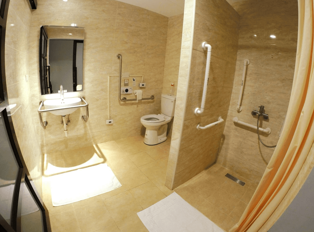 【Xpark住宿】綠藤輕旅無障礙浴室，設有乾濕分離淋浴空間、馬桶與洗手台皆配有扶手，動線寬敞，方便長者與行動不便者使用。