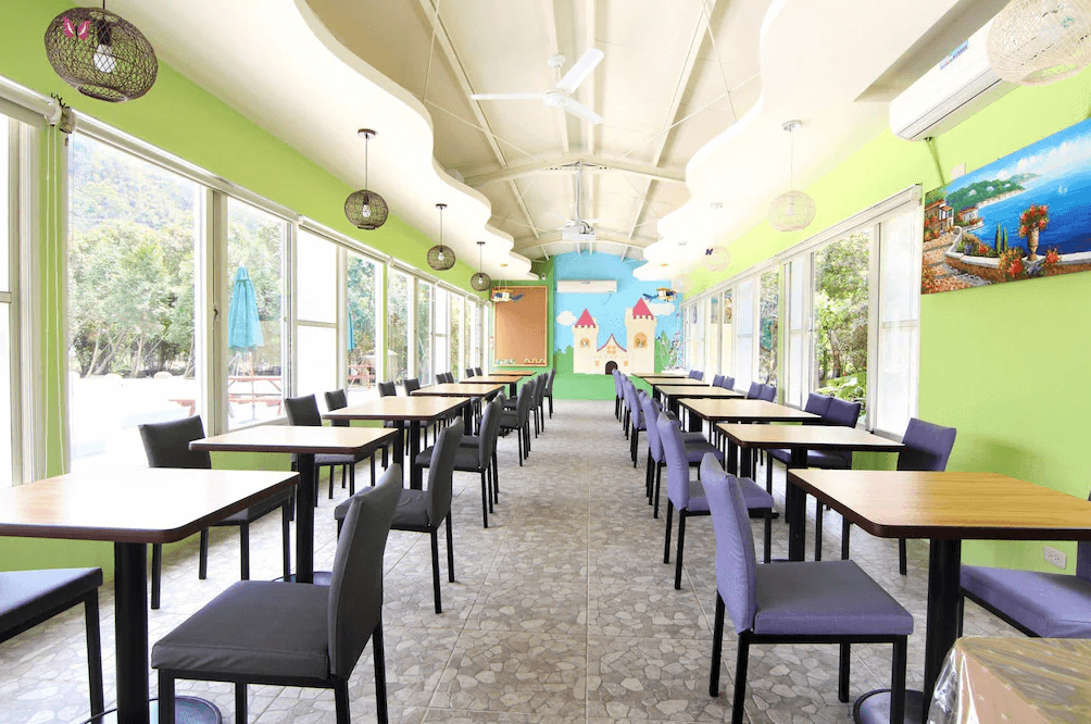 【苗栗包棟民宿】麥克尼景觀莊園的景觀餐廳，擁有大片落地窗與綠意景觀，自然採光充足，空間寬敞明亮，提供旅客舒適愉悅的用餐環境。