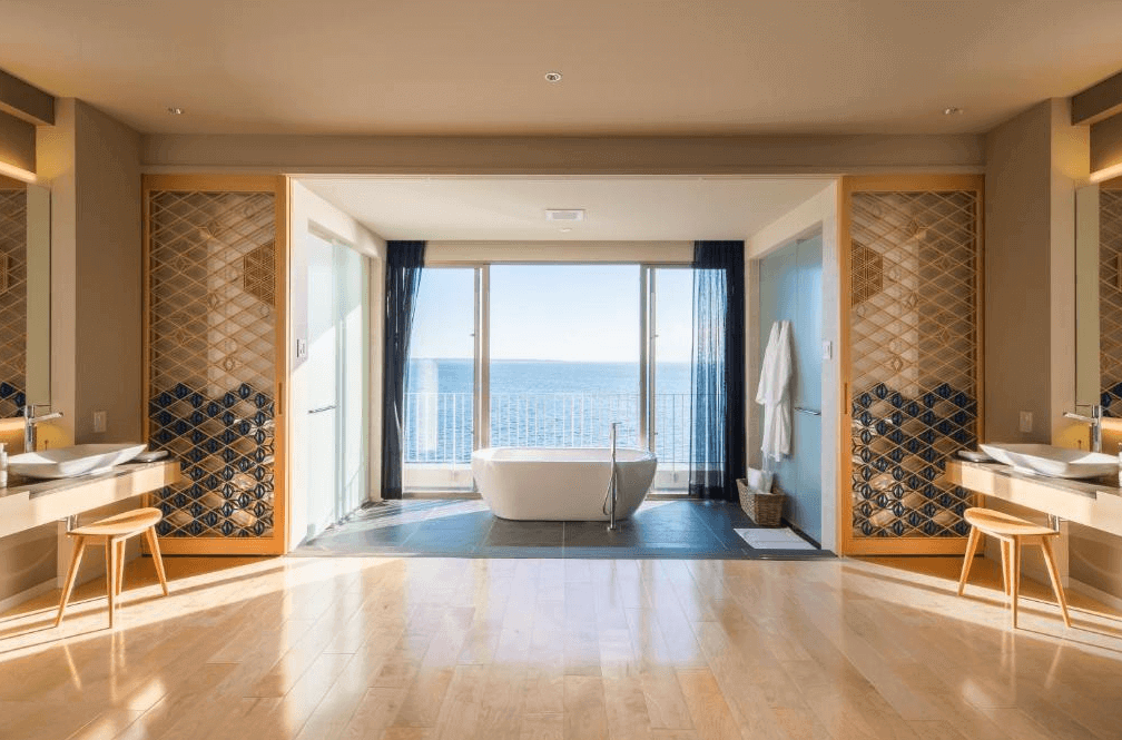 【石垣島住宿】Beach Hotel Sunshine 面海景觀浴室，設有獨立浴缸與雙洗手台，大片窗戶可眺望一望無際的大海，享受高級放鬆體驗。