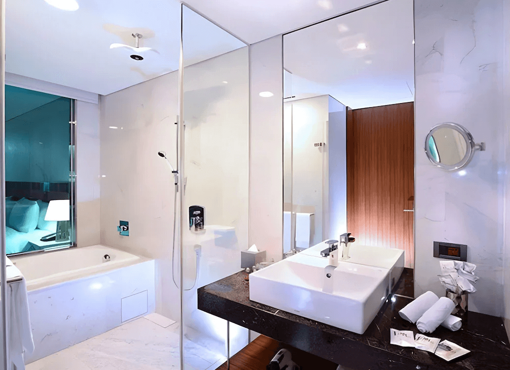 【新竹東區住宿】Fleur Lis 芙洛麗大飯店浴室空間，配有獨立淋浴間與浴缸，設計簡約時尚，鏡面寬敞，提供多款盥洗備品與柔軟毛巾。