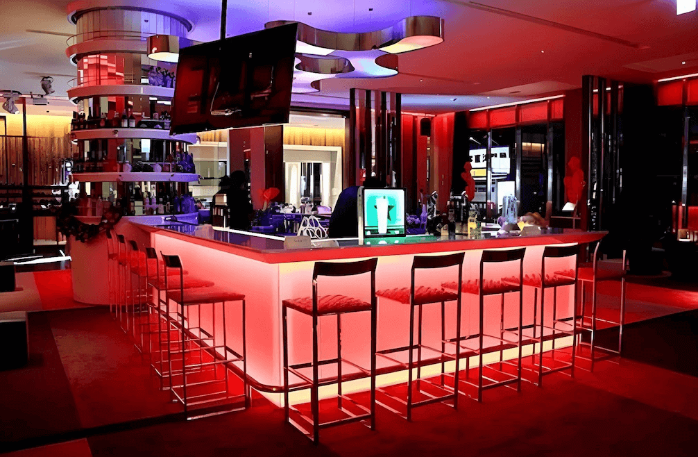 【新竹東區住宿】Fleur Lis 芙洛麗大飯店時尚酒吧，環境燈光浪漫，中央吧台與高腳椅環繞設計，適合夜晚小酌與社交聚會。