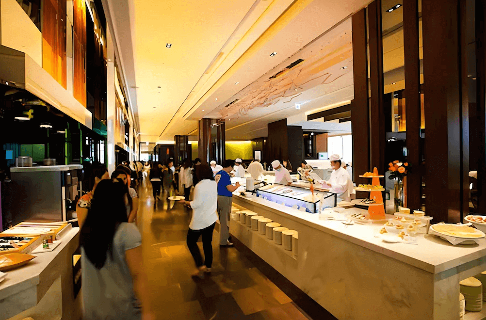 【新竹東區住宿】Fleur Lis 芙洛麗大飯店自助餐廳，設有開放式料理台與豐富多樣的餐點選擇，空間明亮寬敞，供應現做餐點與甜點。