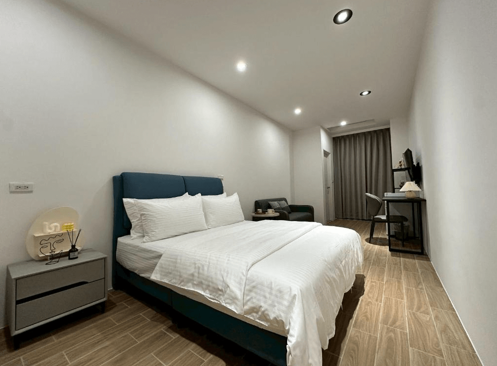 【竹北住宿】NeoStay 新智商旅｜長型格局雙人房，設計簡潔俐落，木地板搭配柔和燈光，適合商務或旅遊入住。