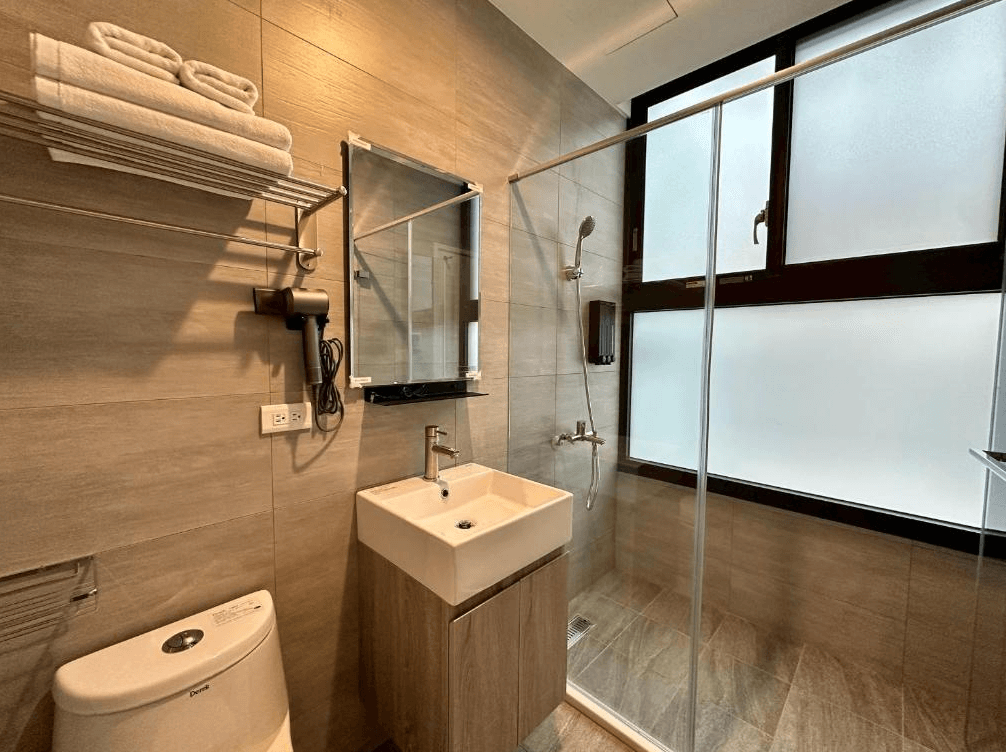 【竹北住宿】NeoStay 新智商旅｜衛浴空間明亮整潔，採乾濕分離設計，設有大面採光窗與齊全備品，使用便利。