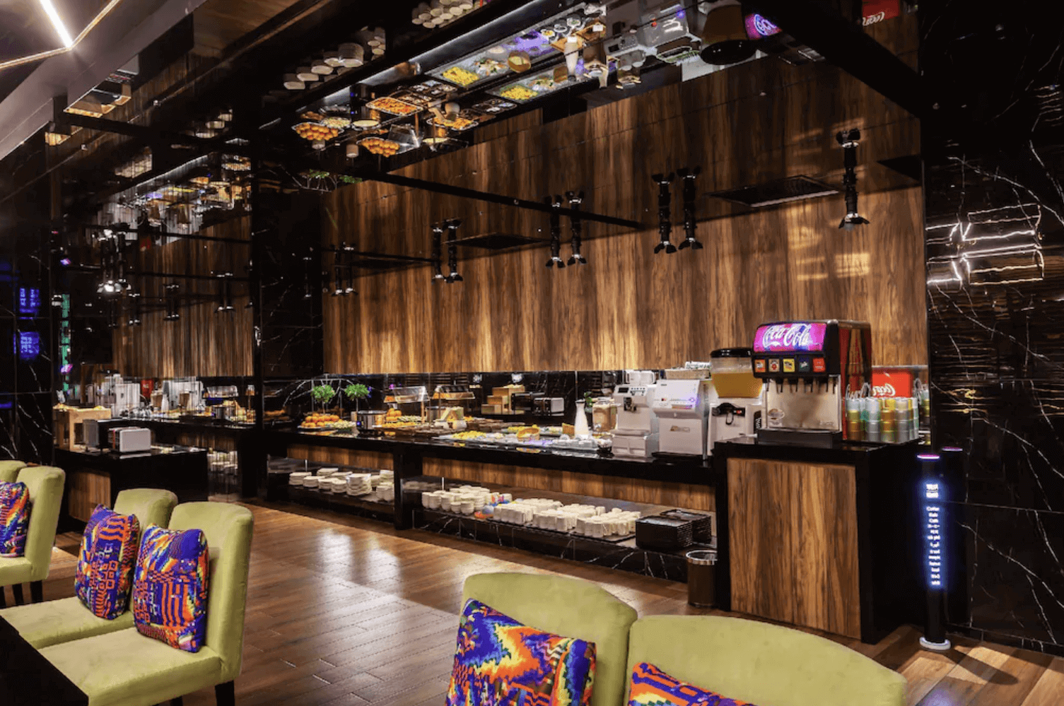 【中壢夜市住宿】i hotel 電競時租旅館的早餐自助餐區，裝潢採用木紋與黑色大理石風格，提供多樣化餐點與飲品，環境高雅現代。