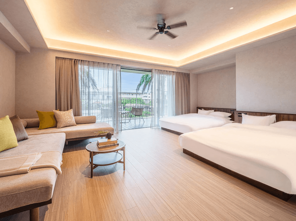 【石垣島住宿】seven x seven ISHIGAKI寬敞舒適的四人房，設有大片落地窗與陽台，沙發區與床鋪分區明確，採光極佳。