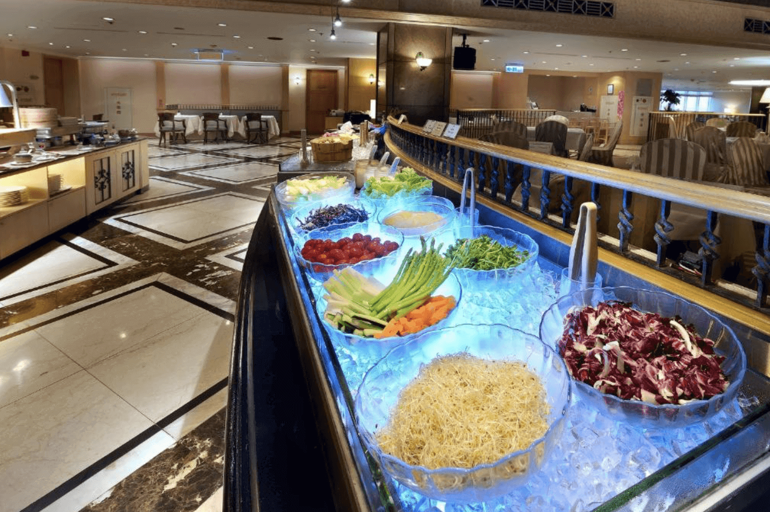 【中壢夜市住宿】中壢米堤大飯店自助餐廳區，設有豐富新鮮的沙拉吧檯，餐廳空間寬敞典雅，是用餐與聚會的理想選擇。