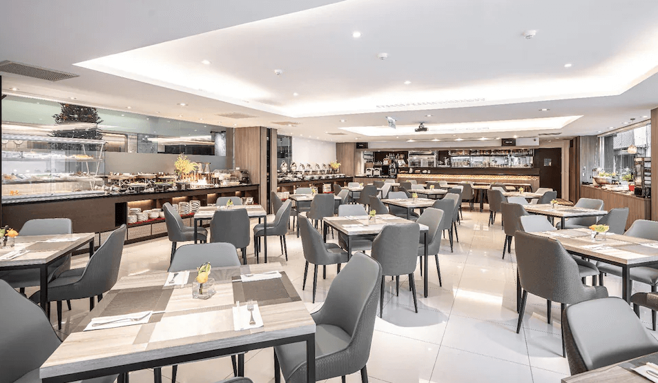 【竹北住宿】享豪大飯店明亮現代的自助早餐餐廳，設有多張用餐桌椅與自助餐台，提供多樣化中西式餐點，適合家庭與商務旅客使用。