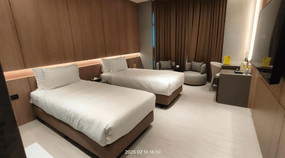 【竹北住宿】佳緹國際精品旅館｜木質調雙床房，空間寬敞，備有休憩沙發與辦公桌，適合家庭或商務旅客入住。