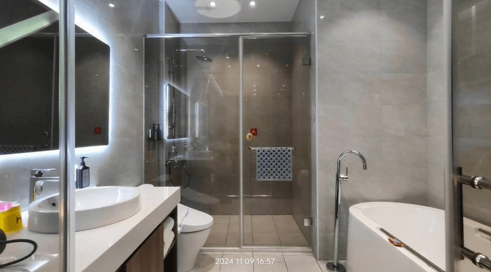 【竹北住宿】佳緹國際精品旅館｜現代化乾濕分離浴室，配備浴缸與淋浴間，整體設計簡約時尚，享受舒適衛浴體驗。