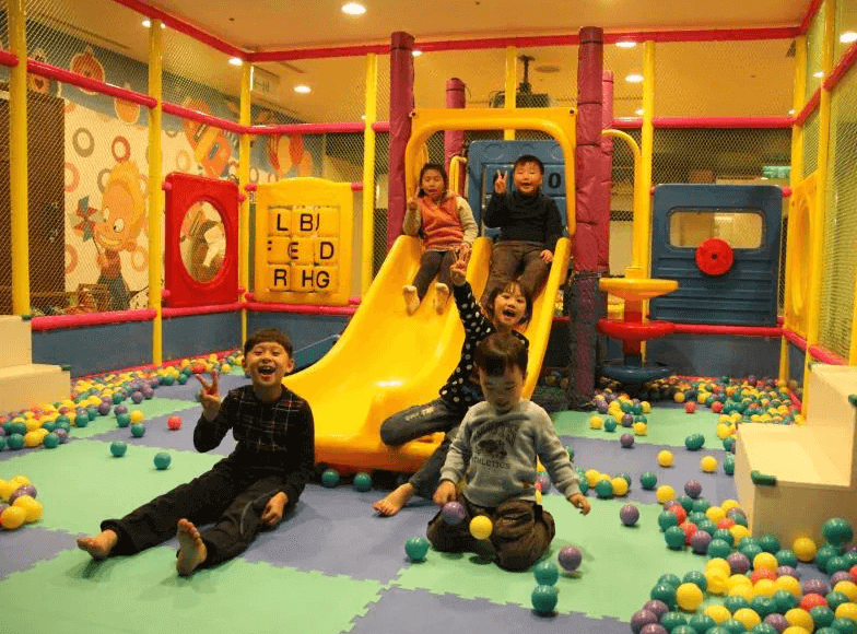 【古坑住宿】劍湖山渡假大飯店的兒童遊戲室，有溜滑梯、球池和攀爬設施，現場有多位小朋友正在開心玩耍，是親子旅客的理想選擇。