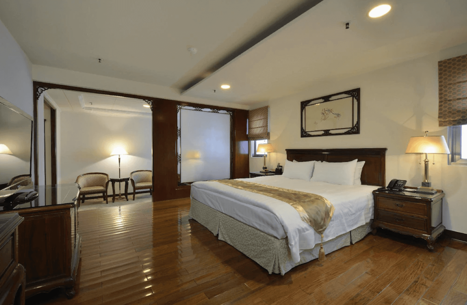 【中壢夜市住宿】勤天商旅景園館典雅雙人套房，融合中式古典木作與現代設計，房內設有大床與獨立起居空間，地板採用木質地板，氣氛溫馨舒適。
