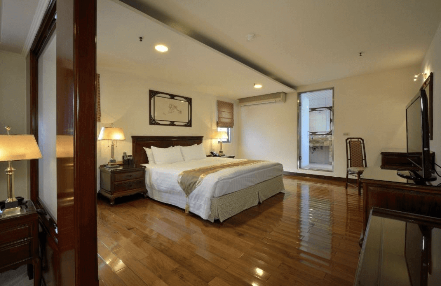 【中壢夜市住宿】勤天商旅景園館雙人房全景，典雅木質家具與柔和燈光相互襯托，空間寬敞明亮，適合商務或休閒入住。