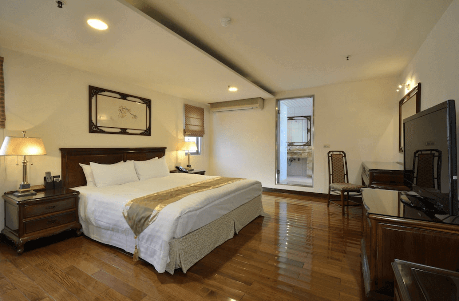 【中壢夜市住宿】勤天商旅景園館豪華雙人房，搭配古典風木質書桌與梳妝鏡，衛浴空間連通設計，實用且充滿古典氛圍。