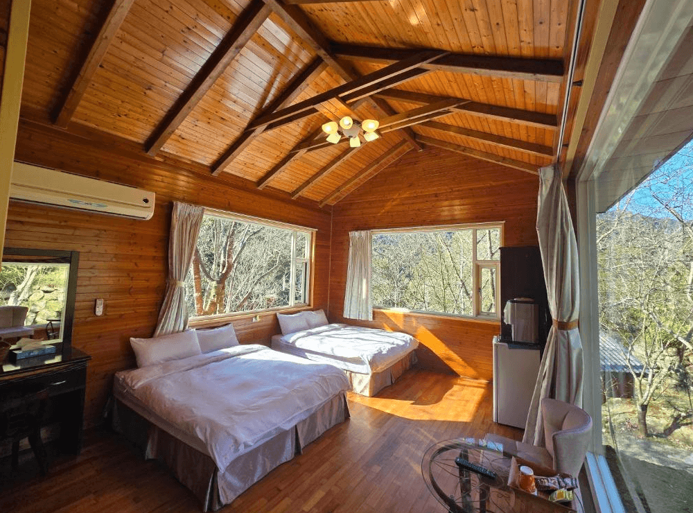 【南庄民宿】南庄好山好水民宿－木屋雙人房採光良好，大片落地窗迎接自然山林景色，享受悠閒陽光假期