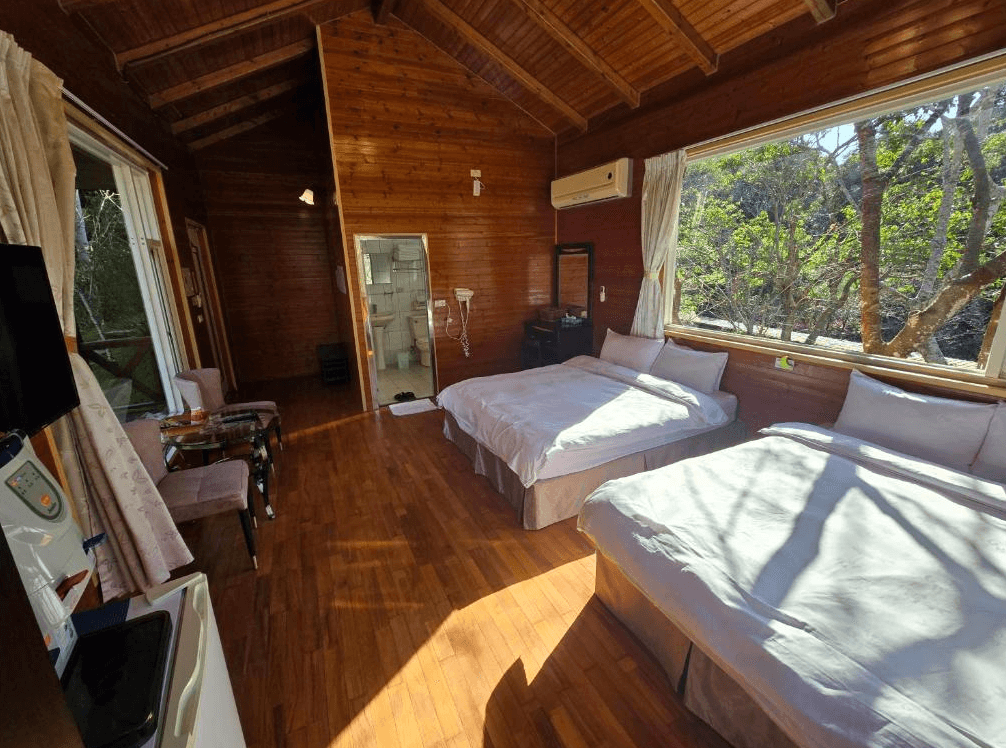 【南庄民宿】南庄好山好水民宿－木屋四人房空間寬敞，窗外綠意盎然，內部設有乾濕分離衛浴，適合親子或朋友同遊