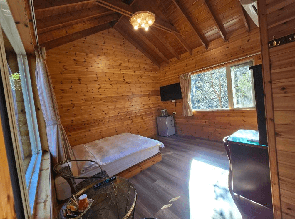 【南庄民宿】南庄好山好水民宿－溫馨單人木屋房型，採用木質裝潢與山景窗景，適合獨旅放鬆療癒住宿