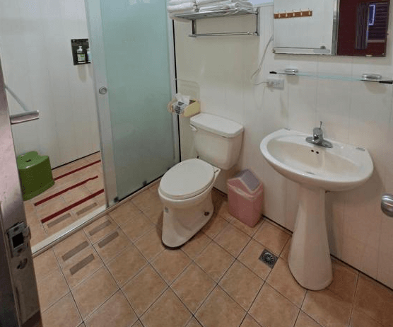 【南庄民宿】南庄好山好水民宿－簡潔明亮的衛浴空間，設有乾濕分離淋浴間與基本盥洗設備，整潔舒適