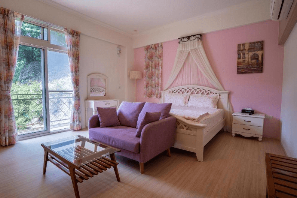 【南庄民宿】南庄普羅旺斯鄉村民宿－粉紅色公主風雙人房，搭配紫色沙發與鄉村風傢俱，營造浪漫溫馨的住宿氛圍