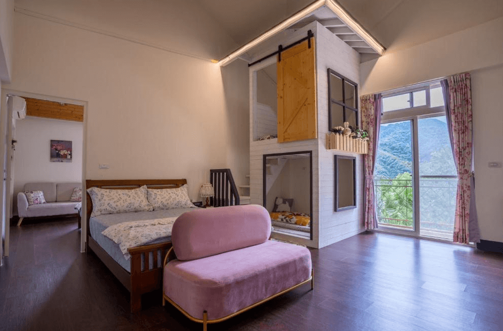 【南庄民宿】南庄普羅旺斯鄉村民宿－親子家庭房設有童趣閣樓小屋，大片窗景可眺望山巒美景，適合親子共遊