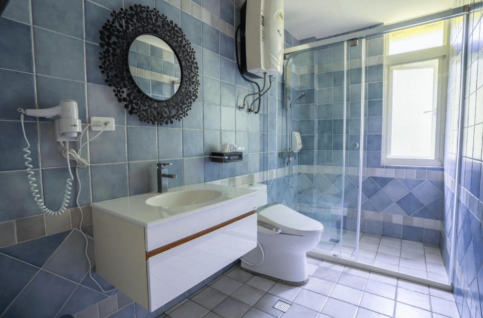 【南庄民宿】南庄普羅旺斯鄉村民宿－藍白色系鄉村風衛浴空間，設有乾濕分離淋浴間與典雅洗手台，整潔明亮