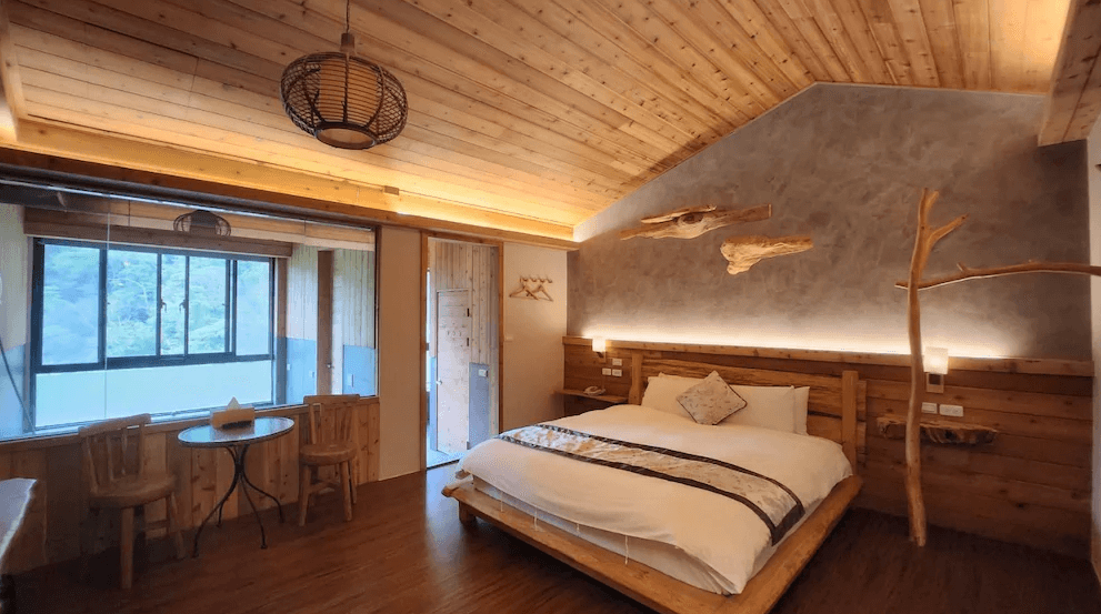 【南庄民宿】南庄雲水度假溫泉－木質設計溫馨雙人房，挑高斜屋頂與原木家具營造自然舒適的住宿空間