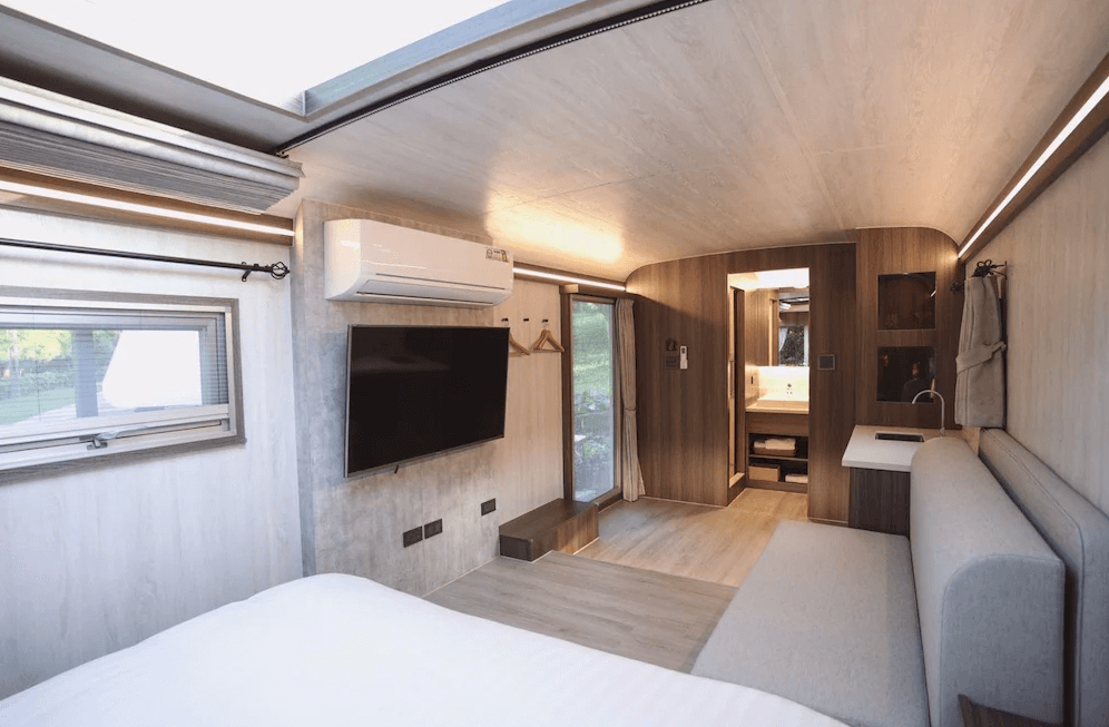 【南庄民宿】南庄雲水度假溫泉－現代簡約風格露營車房型，配備電視、冷氣與衛浴設備，打造輕奢露營體驗