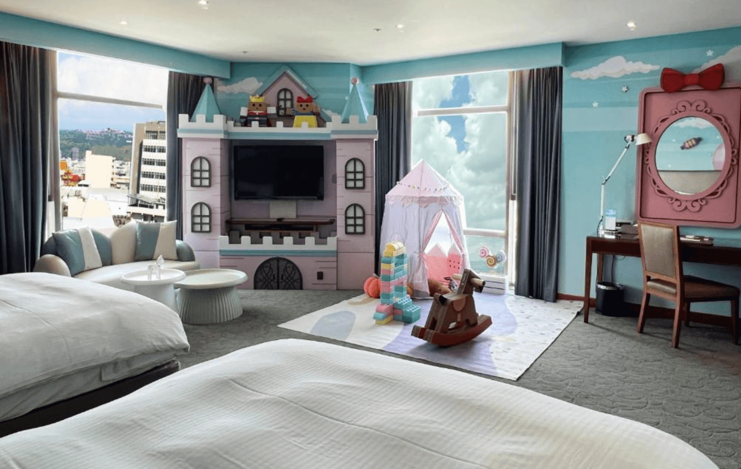 【清水住宿】台中港酒店親子主題房，童話風格設計，附有城堡造型電視牆、帳篷遊戲區及玩具，營造夢幻親子住宿體驗。