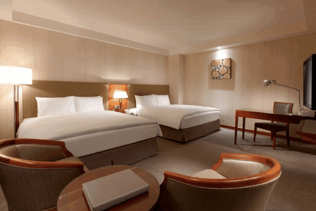 【清水住宿】"清水住宿精選示意圖"台中港酒店雙床家庭房，配有兩張大床與辦公桌椅，簡約溫馨風格，適合家庭或朋友同行入住。