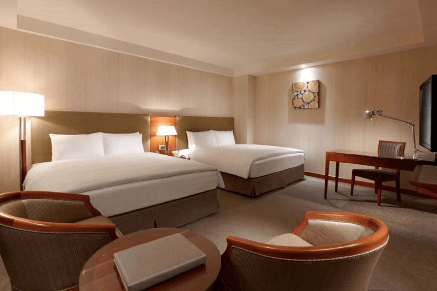 【清水住宿】台中港酒店雙床家庭房，配有兩張大床與辦公桌椅，簡約溫馨風格，適合家庭或朋友同行入住。