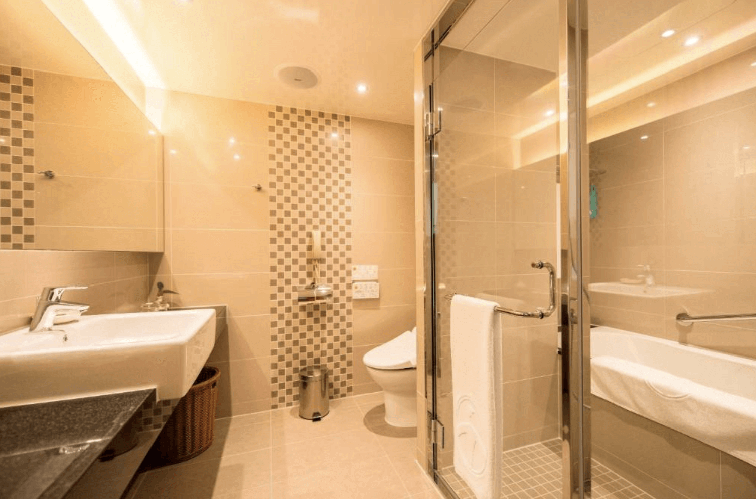 【清水住宿】台中港酒店浴室，乾濕分離設計，配有淋浴間、浴缸與現代化洗手台，空間明亮整潔。