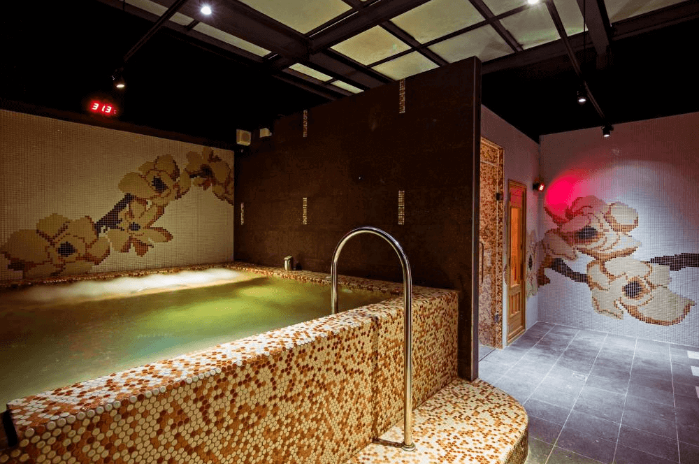 【新竹東區住宿】和選旅 THE HO HOTEL 溫泉設施空間，馬賽克磁磚拼貼牆面與溫熱泡湯池營造出放鬆氛圍，適合旅客舒壓養身。