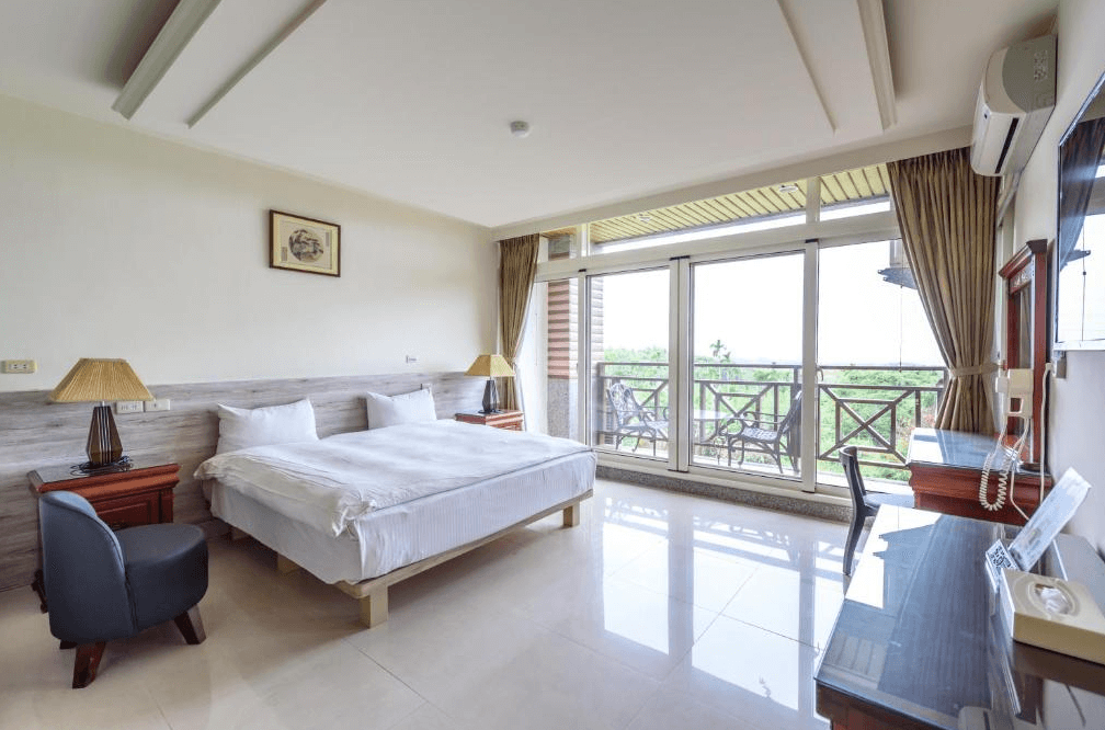 【古坑住宿】大湖山莊的雙人房型，風格簡約清爽，配有大面落地窗與陽台景觀，房內設施完善，適合情侶或旅人放鬆入住。