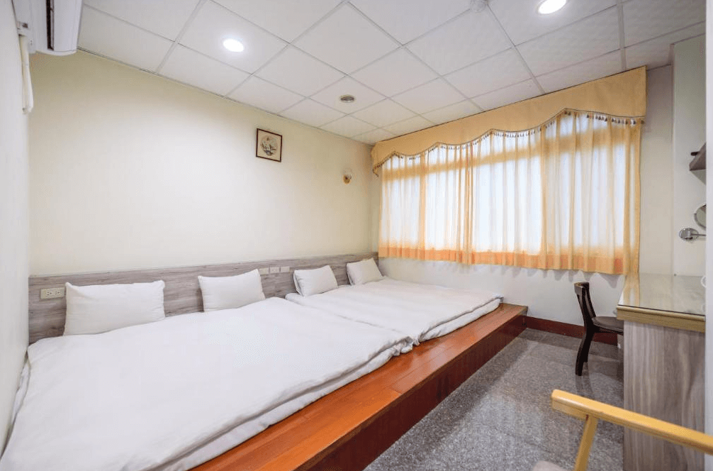 【古坑住宿】大湖山莊的和式通舖房型，地板鋪有木架與墊被，設有多組床墊與枕頭，適合家庭、團體或親子入住，空間舒適實用。