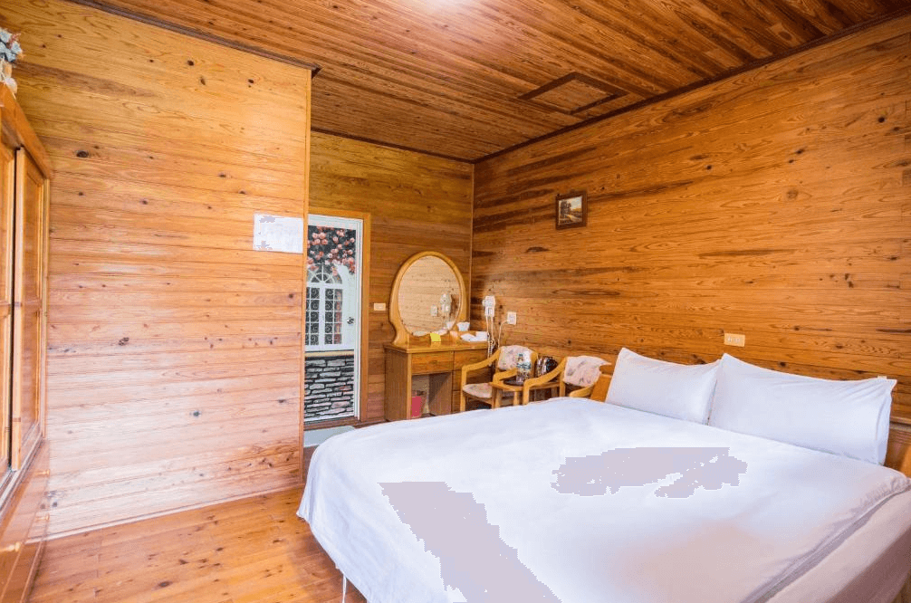 【古坑住宿】天秀山莊餐廳民宿的雙人房，配有一張大床與木質梳妝台、休憩小桌椅，房內充滿鄉村風情與古早味，是情侶放鬆小旅行的好選擇。