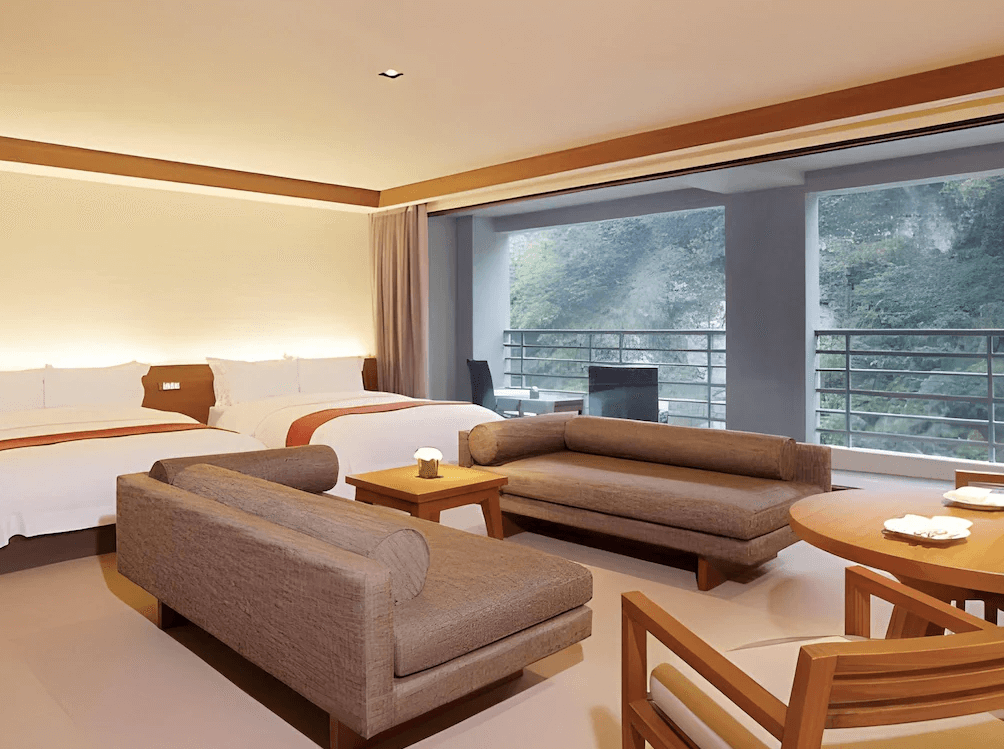 【花蓮寵物友善飯店】"花蓮寵物友善飯店精選示意圖"太魯閣晶英酒店寬敞客房空間，設有兩張雙人床與舒適沙發區，大陽台外即是綠意山景與溪谷，展現山林環繞的靜謐住宿體驗。