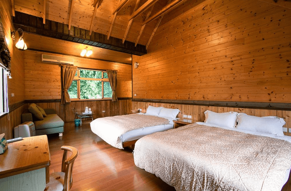 【南庄民宿】容園谷景觀渡假山莊－寬敞溫馨的木屋四人房，挑高屋頂與大片窗景營造出森林系療癒氛圍