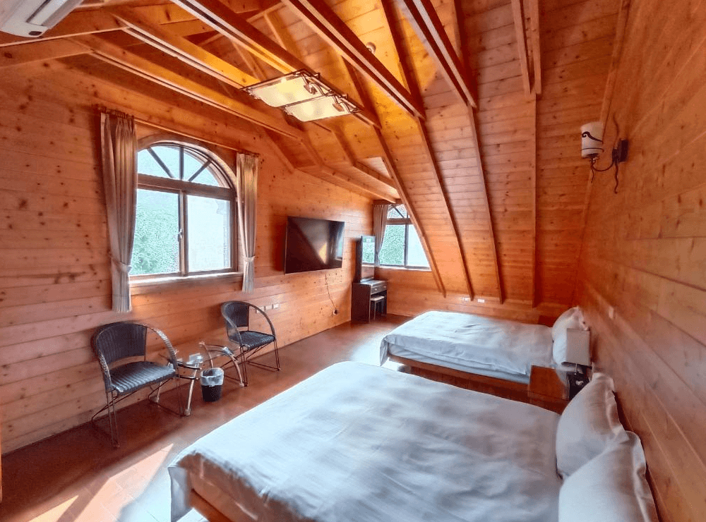 【南庄民宿】容園谷景觀渡假山莊－閣樓木屋雙床房，擁有挑高斜屋頂與自然採光，是親子或好友出遊的理想選擇