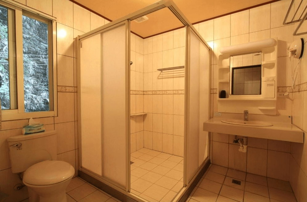 【南庄民宿】容園谷景觀渡假山莊－簡約乾淨的衛浴空間，設有乾濕分離淋浴間與基本盥洗設施，明亮整潔