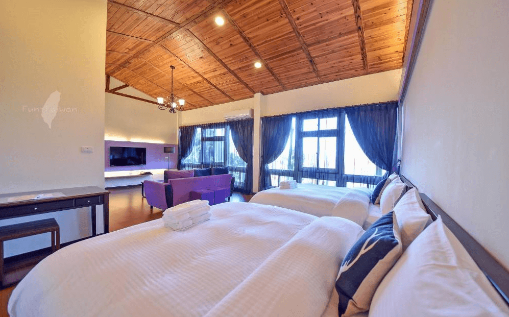 【南庄民宿】山田民宿－挑高原木天花板四人房，設有雙大床與舒適沙發，大片窗景採光良好，空間寬敞明亮