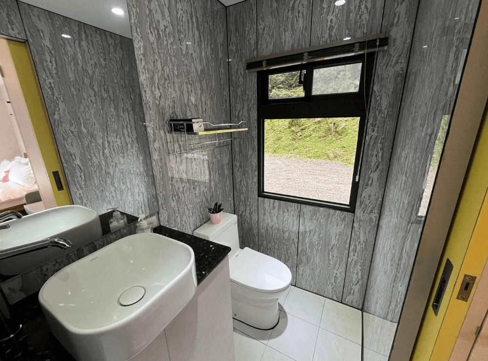 【南庄民宿】山田民宿－露營車專屬衛浴空間，乾濕分離設計與全套衛浴設備，窗外可見自然景觀