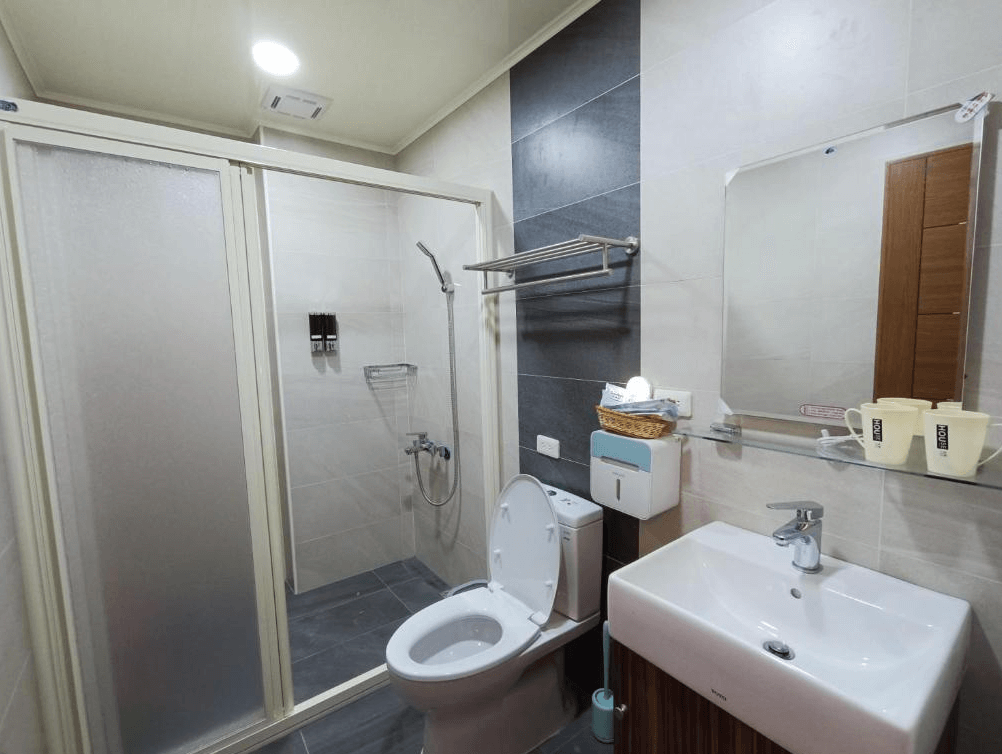 【竹山住宿】怡然自得民宿乾濕分離衛浴空間，設有淋浴間、馬桶與洗手台，配備齊全，空間整潔明亮，提升住宿便利與品質。