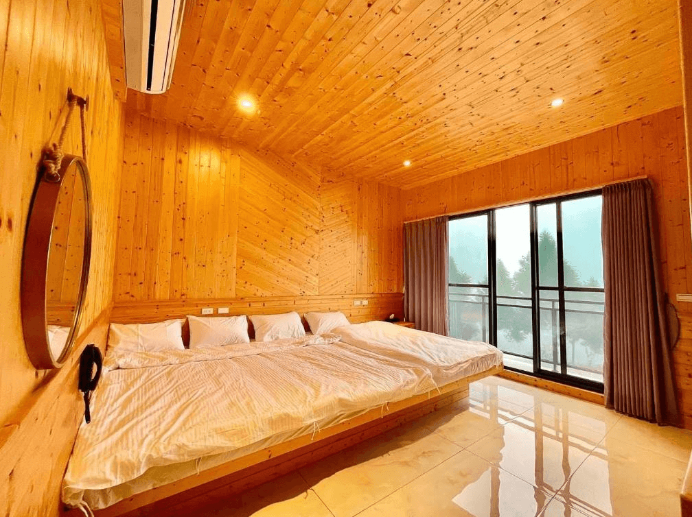 【古坑住宿】意境森林民宿的通舖木屋房型，整體以松木打造，配有大片窗戶與大片床舖，適合家庭與親子團體入住，享受山林靜謐。