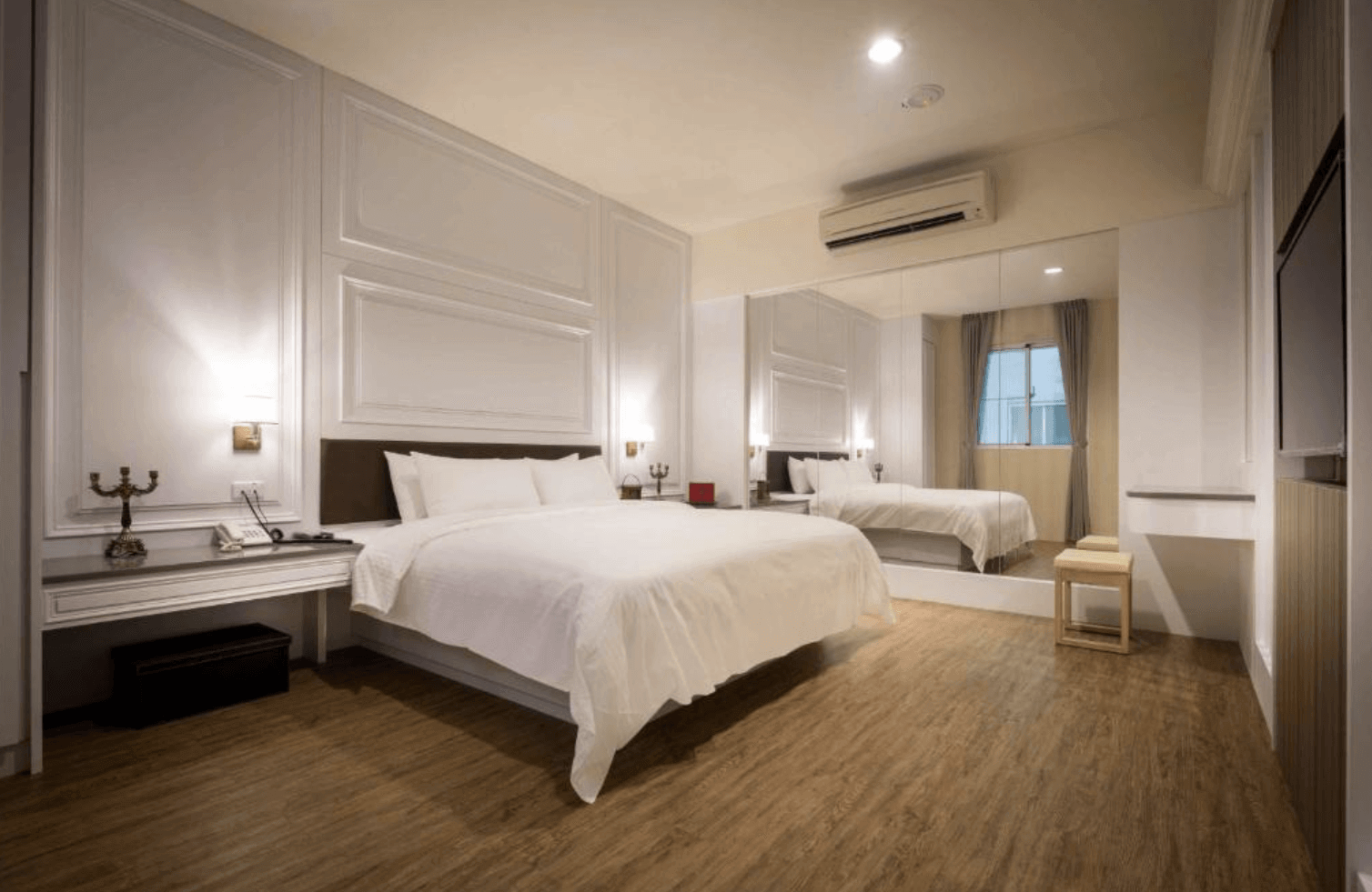 【清水住宿】愛力根汽車旅館白色系簡約雙人房，搭配大面鏡面牆與木地板設計，空間明亮整潔，氣氛清新雅致。