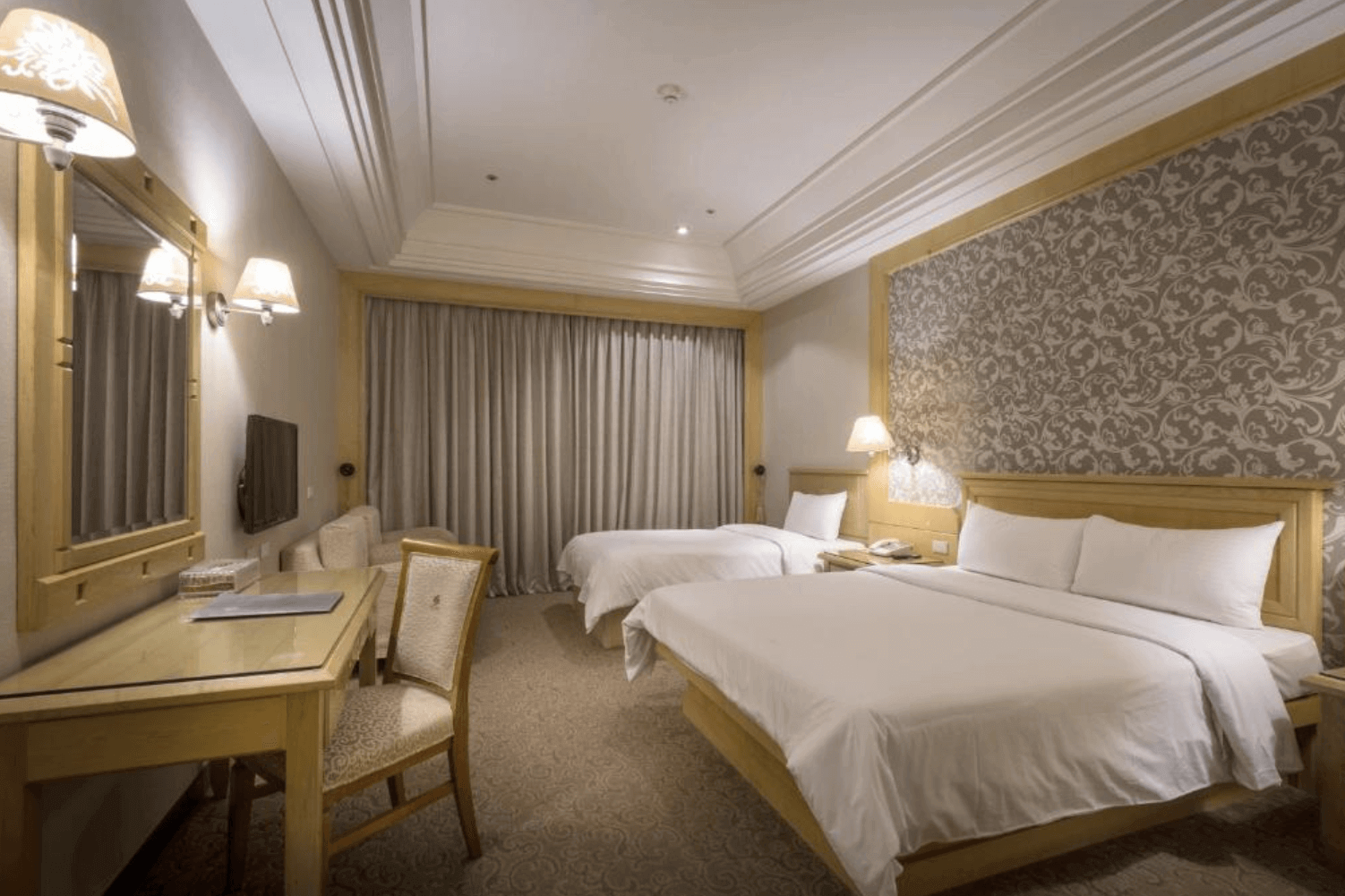 【中壢夜市住宿】承攜行旅－中壢中正館典雅三人房，設有一張雙人床與一張單人床，米色調牆面與雕花牆板營造溫馨古典氛圍，適合家庭入住。
