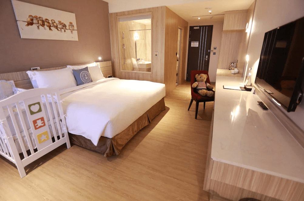 【竹北住宿】新竹安捷國際酒店親子友善房型，配置嬰兒床、柔和燈光與溫馨設計，另有可愛玩偶椅，貼心照顧家庭旅客需求。