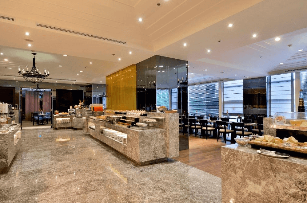 【新竹東區住宿】新竹老爺酒店自助早餐餐廳，裝潢採用大理石與鏡面元素，空間明亮整潔，提供豐富多樣的餐點選擇。