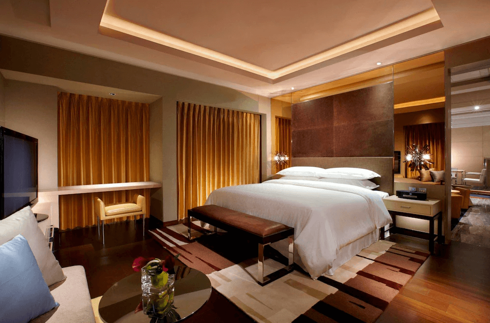 【竹北住宿】新竹豐邑喜來登大飯店豪華雙人房，設有大床、落地窗與窗簾、柔和燈光與典雅裝潢，營造溫馨舒適的休息空間。