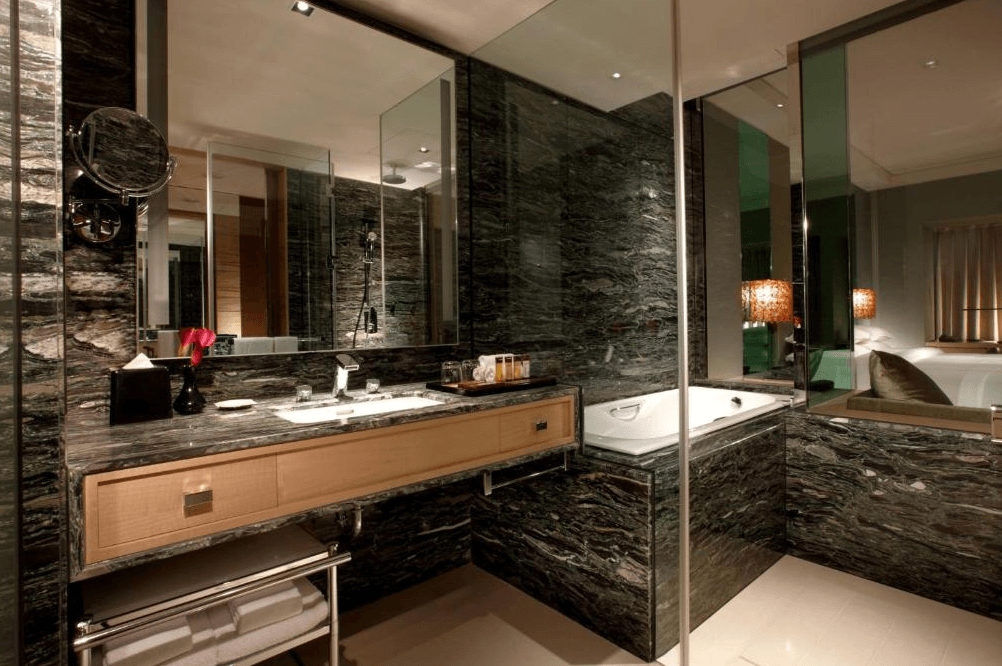 【竹北住宿】新竹豐邑喜來登大飯店大理石設計的現代化浴室，配有浴缸、乾濕分離淋浴間與高級盥洗備品，空間寬敞典雅。