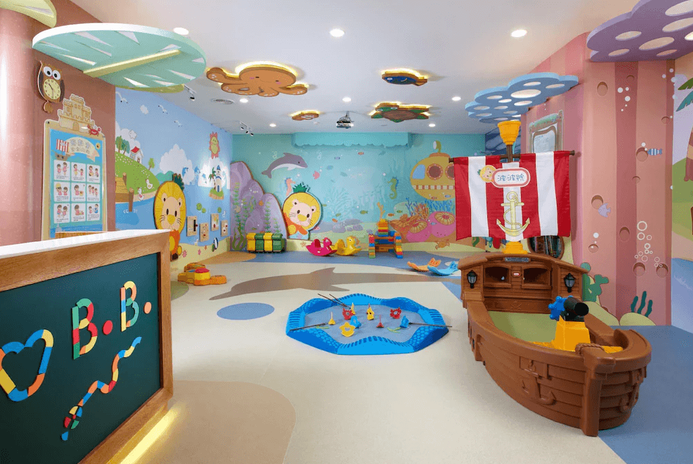 【竹北住宿】新竹豐邑喜來登大飯店親子遊戲室，以海洋主題設計，設有滑梯、積木、玩具船等多種兒童設施，色彩繽紛充滿童趣。